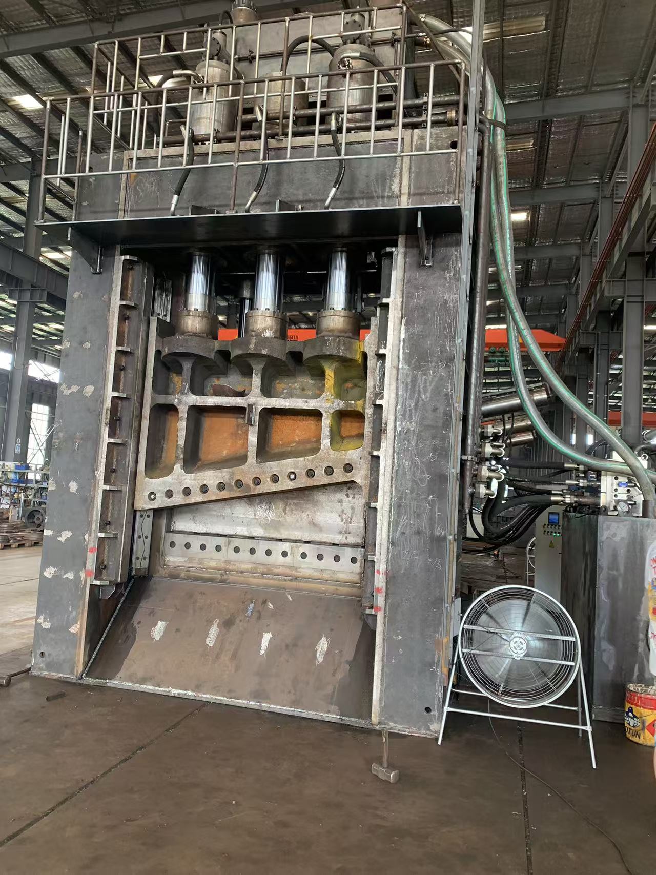 How to Cut Heavy Metal, Baler, Car shell